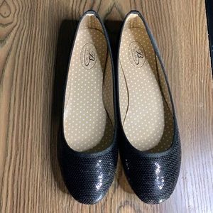 Black sequined shoe, size 9